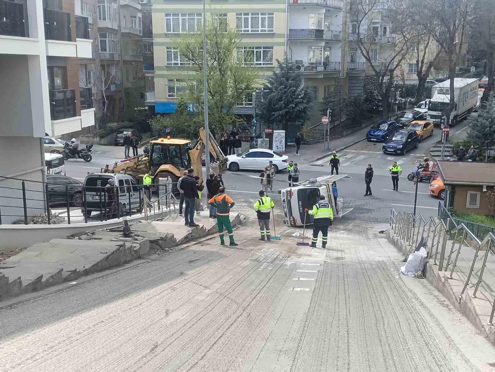 Yokuşta ilerleyemeyen kamyonetini araçlara çarpmamak için bilerek devirdiğini iddia etti
