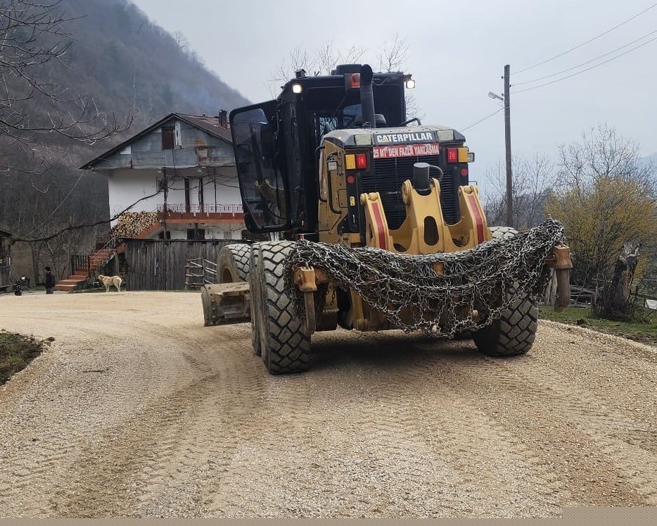 Yol bakım çalışmaları sürüyor

