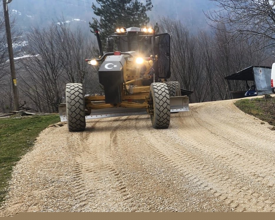 Yol bakım çalışmaları sürüyor
