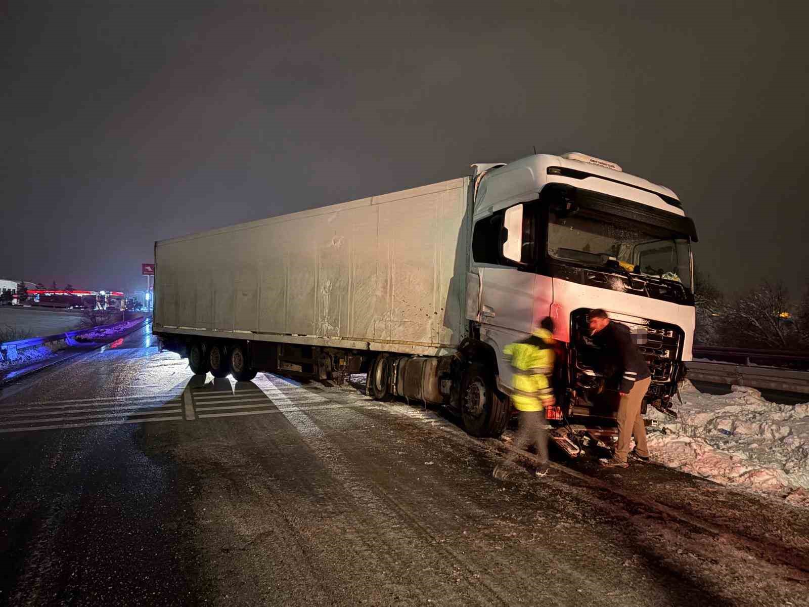 Yol buzlandı, tırlar makasladı
