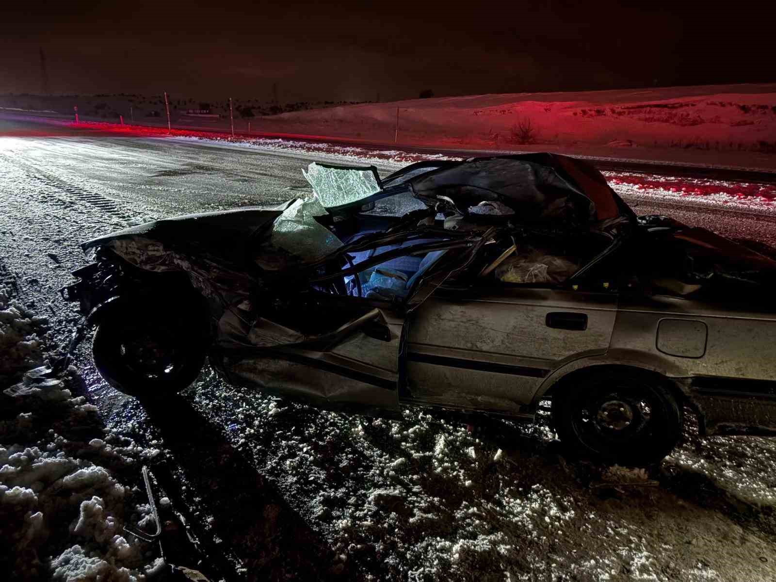 Yol buzlandı, tırlar makasladı
