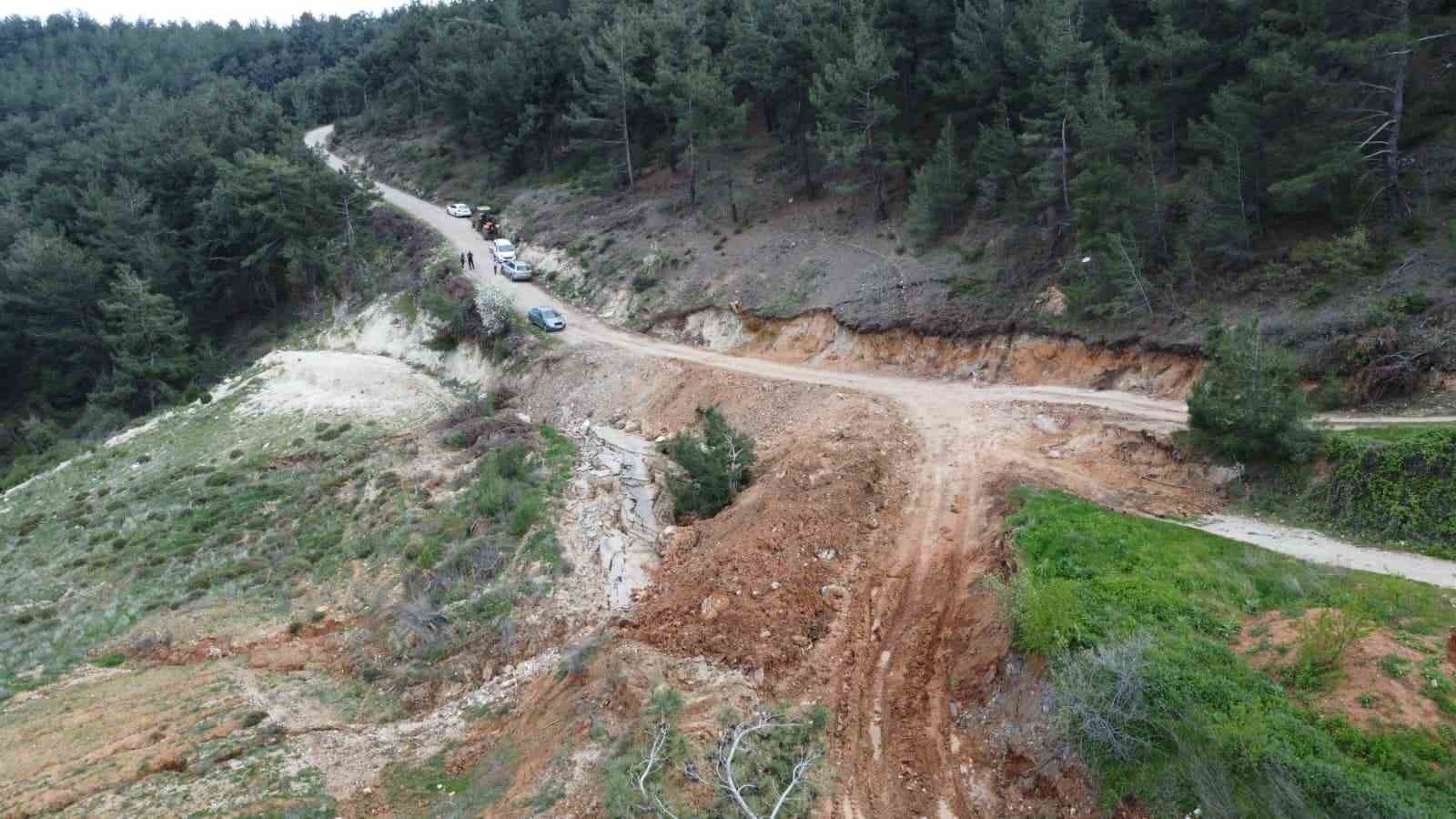 Yol çöktü, mahalleli 3 aydır tarlasına yürüyerek gidiyor
