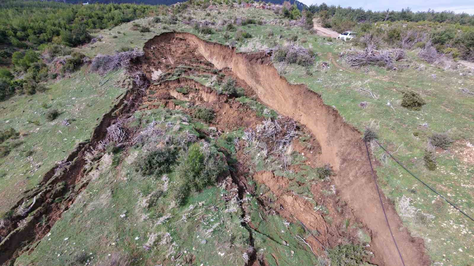 Yol çöktü, mahalleli 3 aydır tarlasına yürüyerek gidiyor
