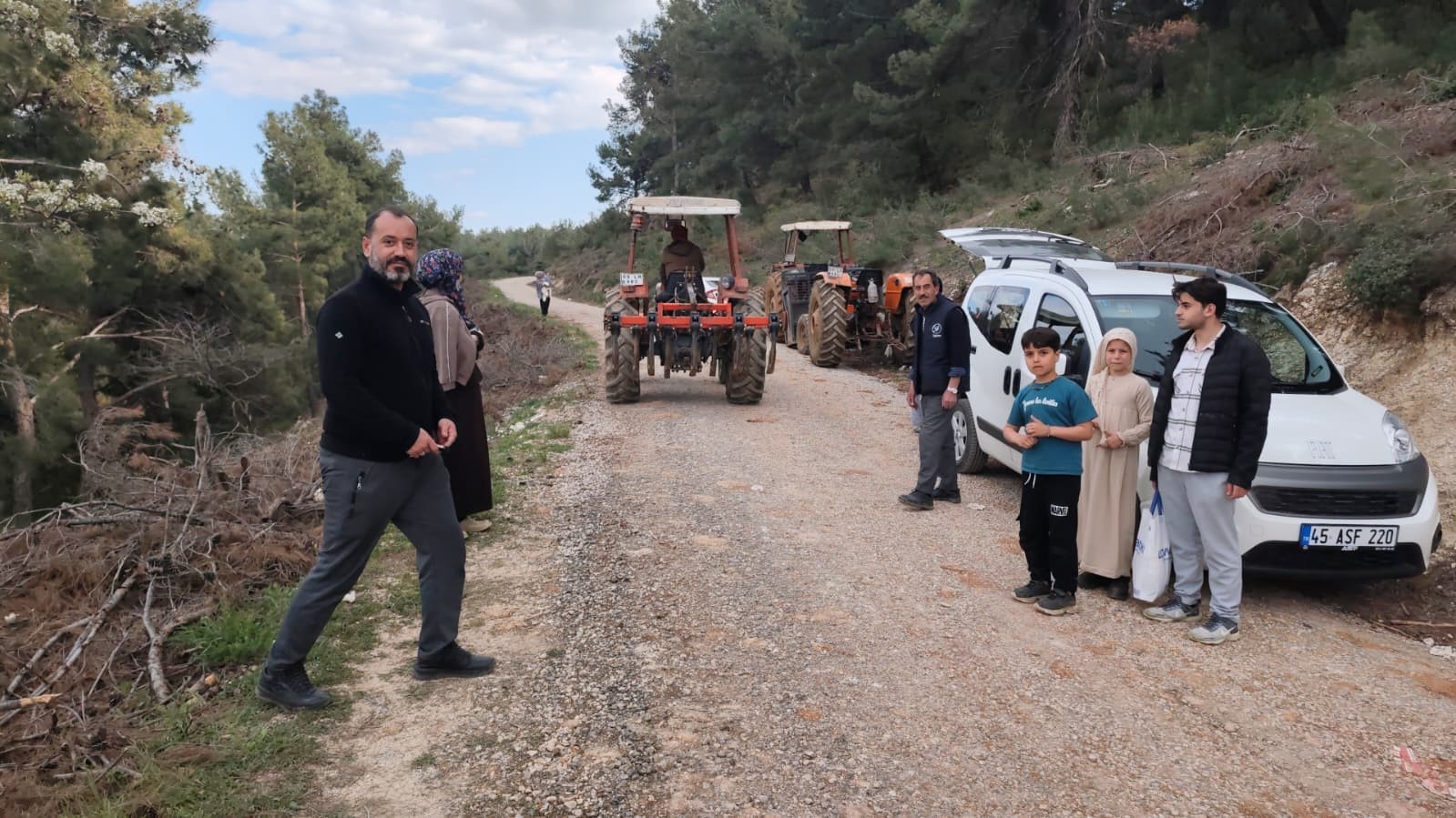 Yol çöktü, mahalleli 3 aydır tarlasına yürüyerek gidiyor
