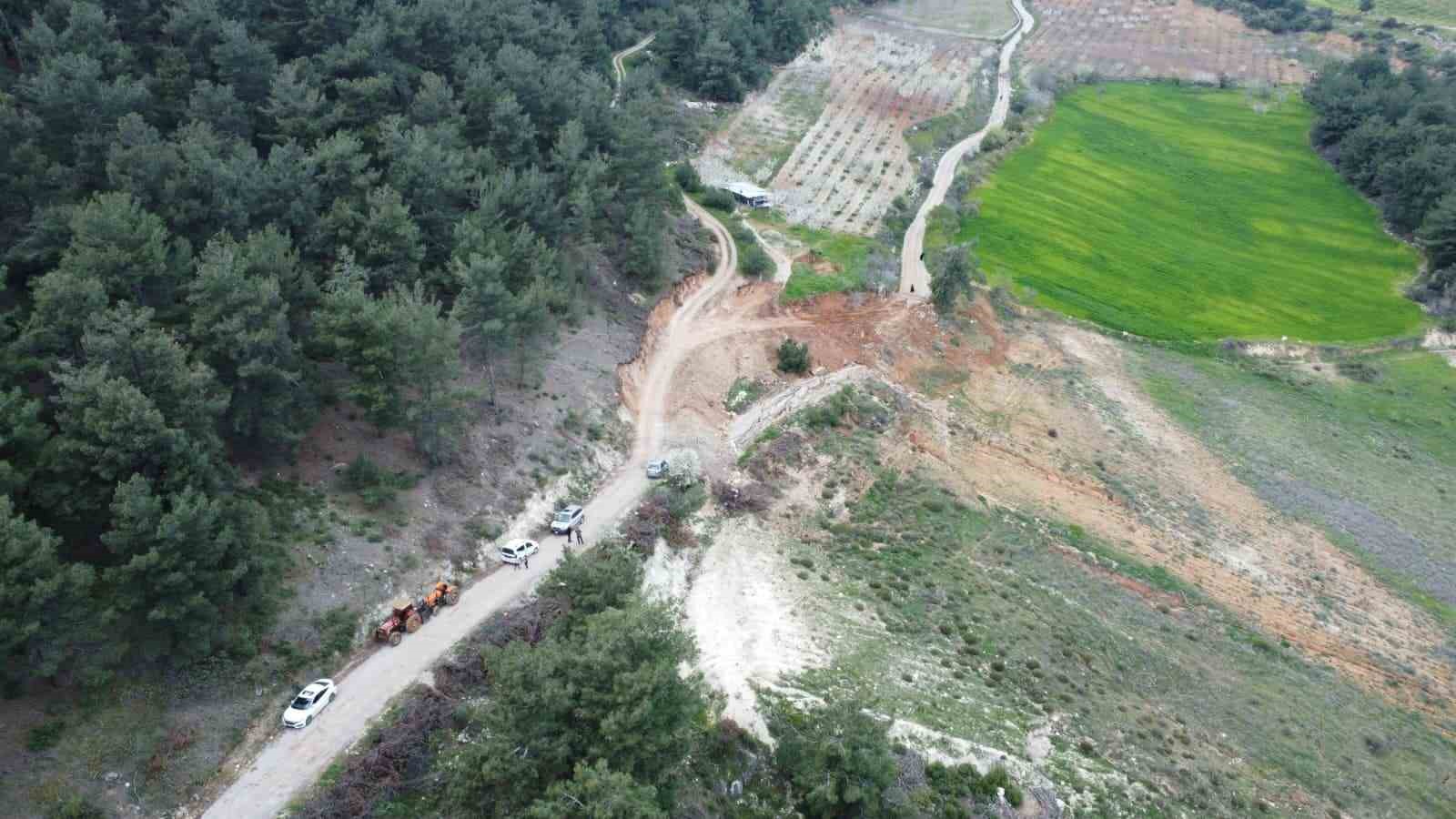 Yol çöktü, mahalleli 3 aydır tarlasına yürüyerek gidiyor
