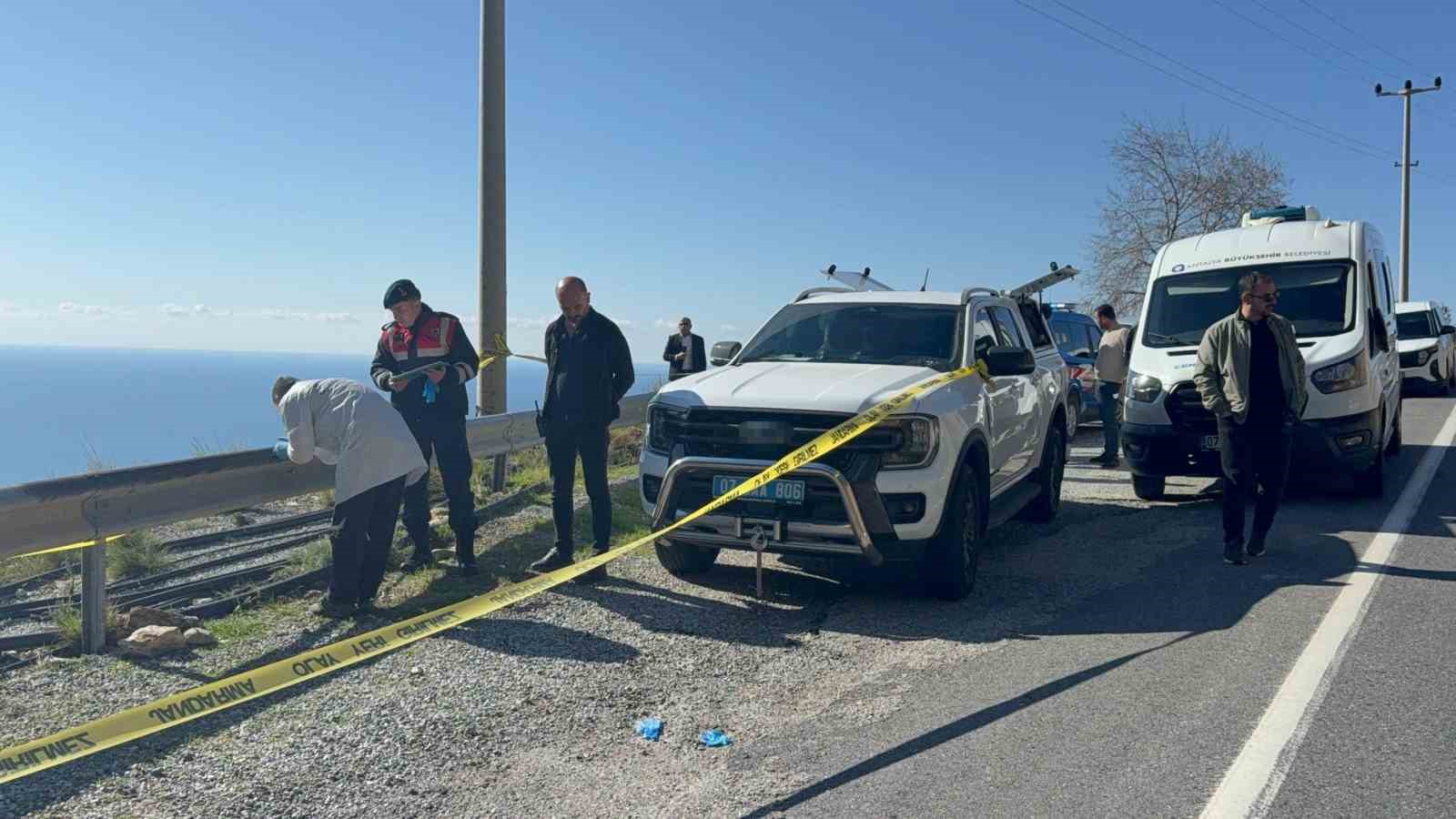 Yol kenarında ölü bulunan kadının kocası ile oğlu tutuklandı
