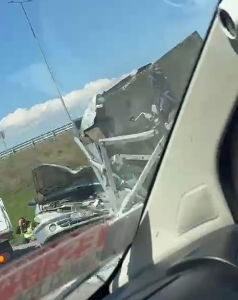 Yol şeridi çeken araca otomobil çarptı
