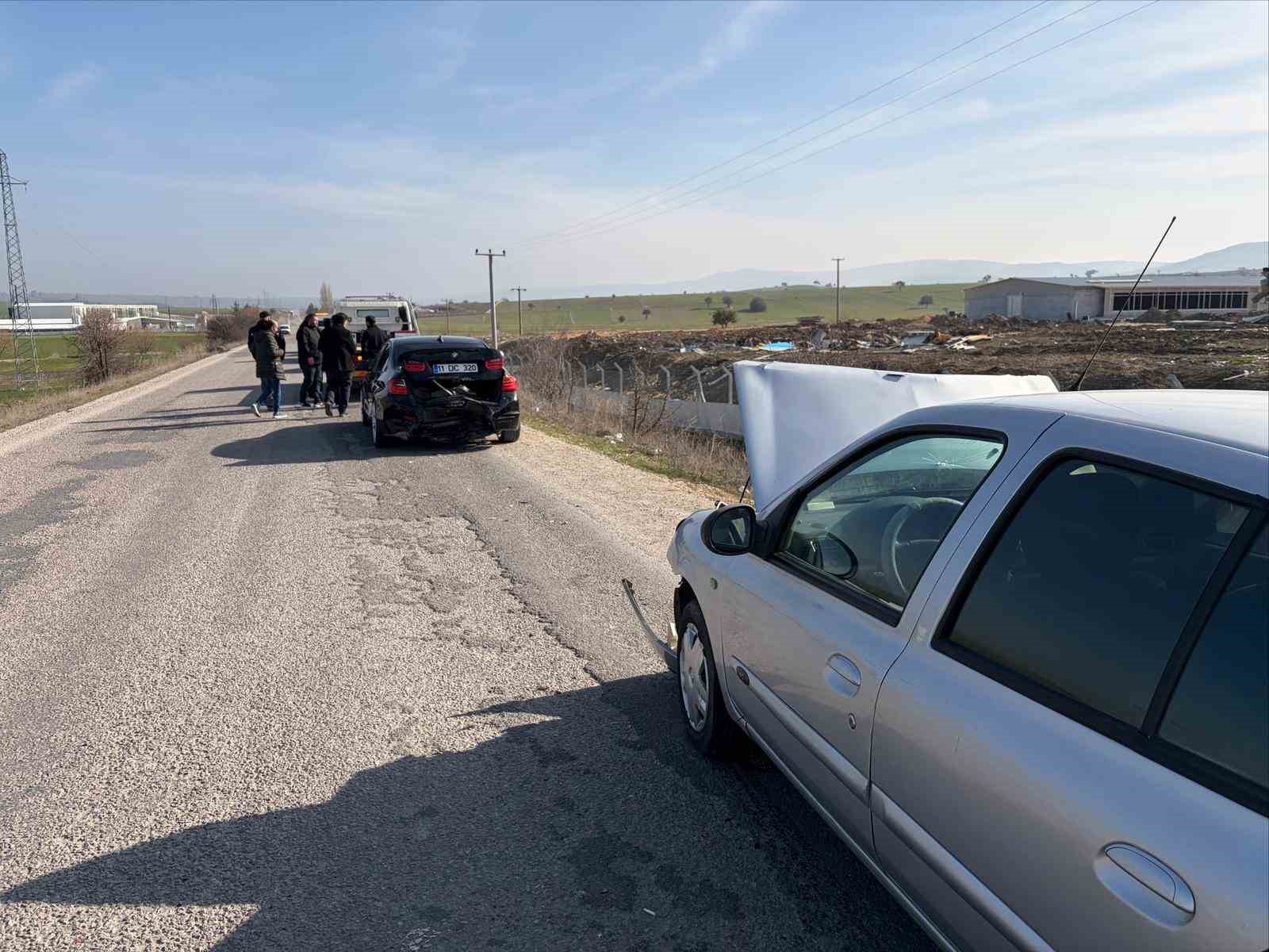 Yol üzerindeki kalas parçası kazaya sebep oldu, 2 yaralı
