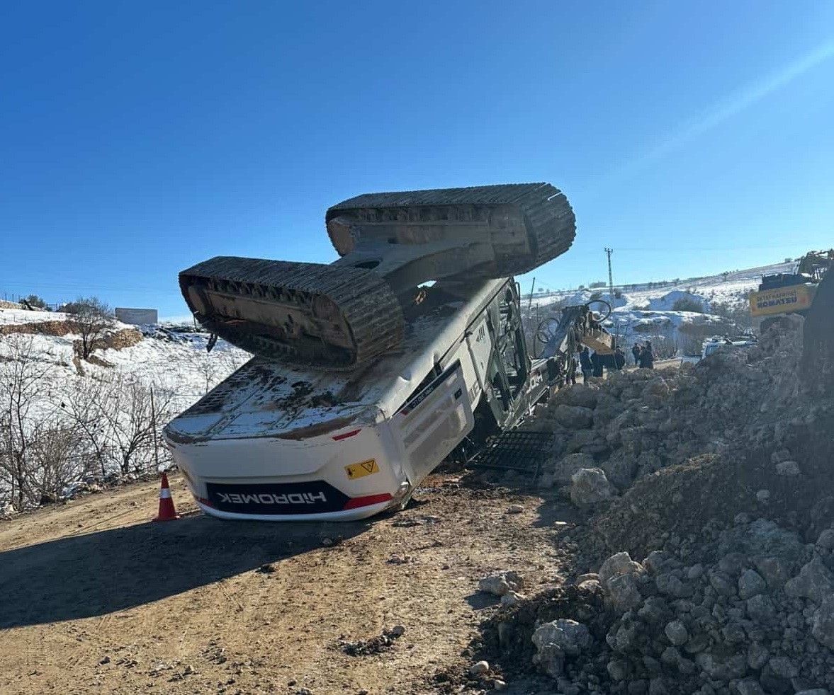Yol yapım çalışmasında iş makinesi devrildi
