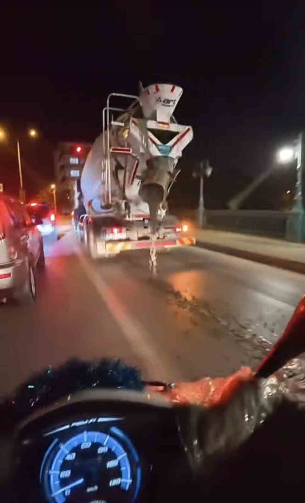 Yola beton dökerek seyreden mikser kameraya yansıdı
