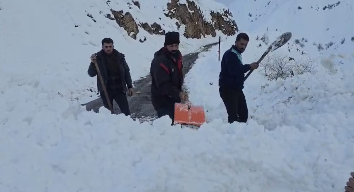 Yola düşen çığı vatandaşlar küreklerle kaldırdı

