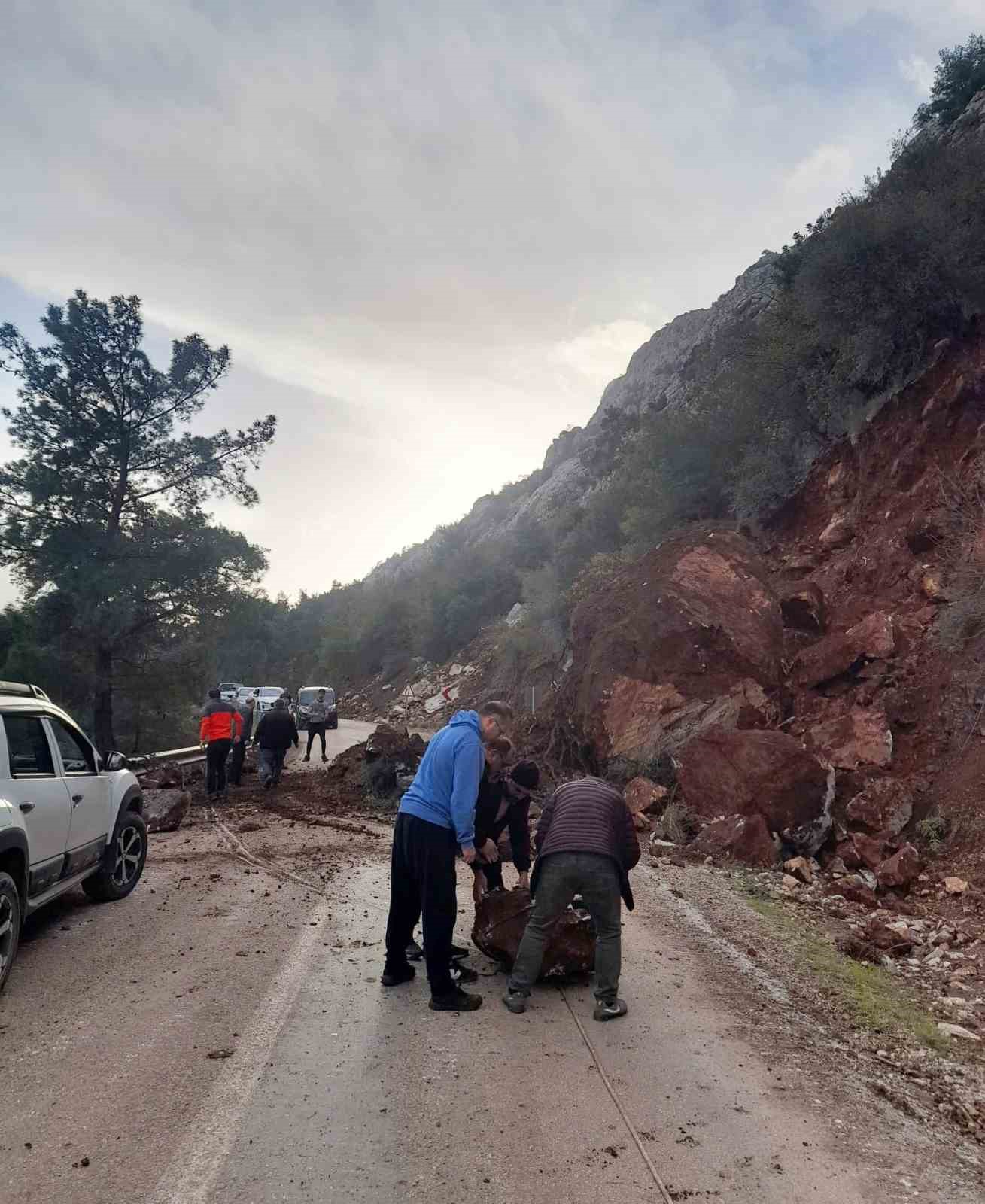 Yola düşen kayaları iple araca bağlayıp çektiler
