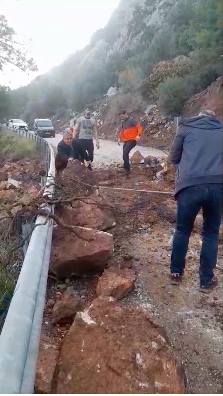 Yola düşen kayaları iple araca bağlayıp çektiler
