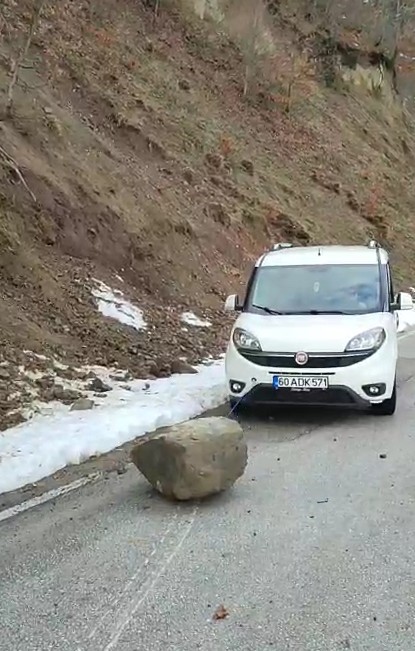 Yola düşen kayayı otomobilleriyle çektiler
