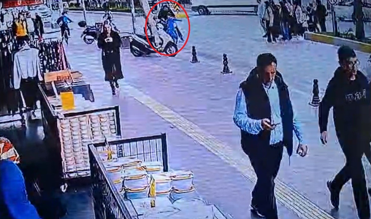 Yola fırlayan 7 yaşındaki çocuğa motosikletle çarptılar, arkalarına baka baka yollarına devam ettiler
