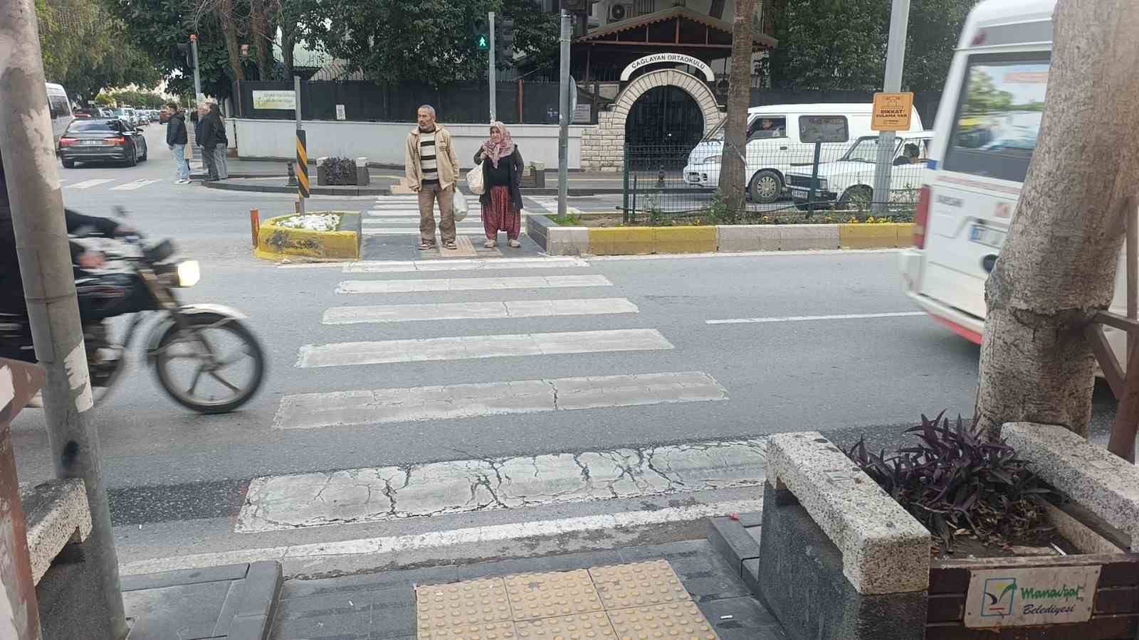 Yola fırlayan 7 yaşındaki çocuğa motosikletle çarptılar, arkalarına baka baka yollarına devam ettiler
