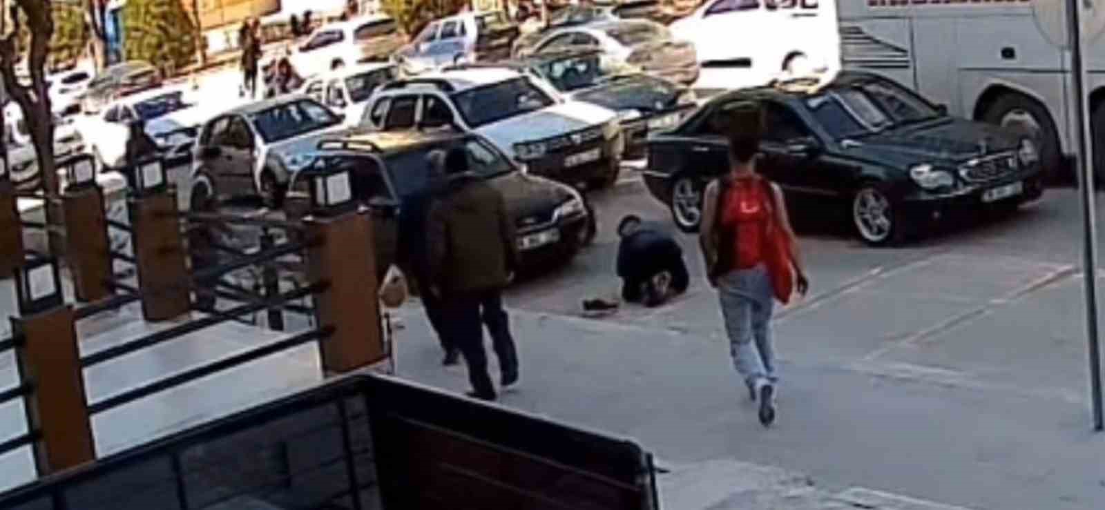 Yola fırlayan çocuklar otomobile çarptı
