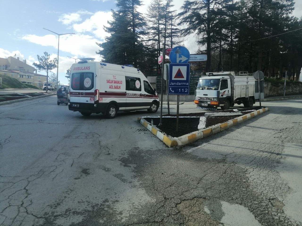 Yola savrulan motosikletin sürücüsü kaskı sayesinde kurtuldu
