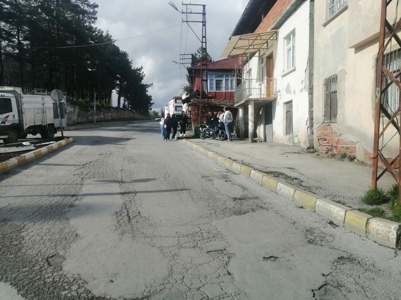 Yola savrulan motosikletin sürücüsü kaskı sayesinde kurtuldu
