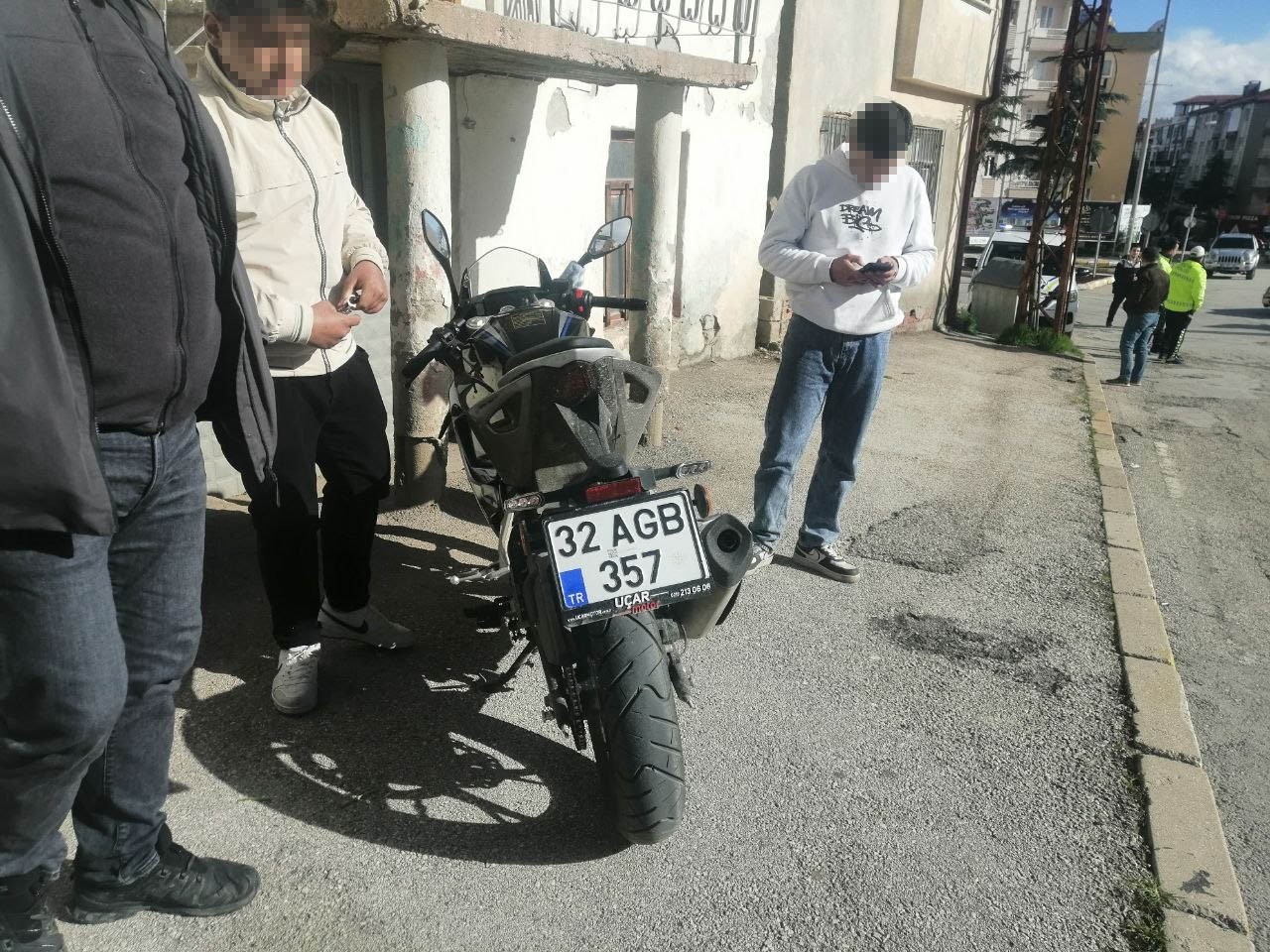 Yola savrulan motosikletin sürücüsü kaskı sayesinde kurtuldu

