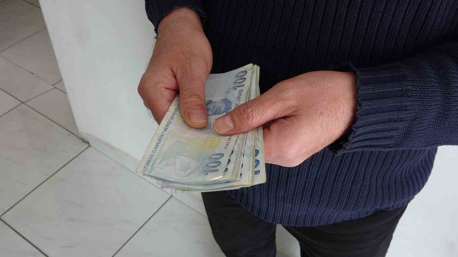 Yola savrulan parasını toplayan esnafı yapılan haberlerde görüp parasını teslim aldı
