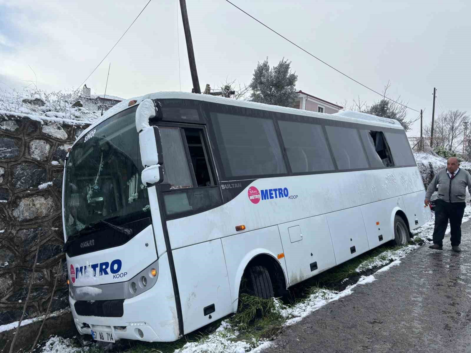 Yolcu midibüsü kazazede aileye çarptı: 1 ölü, 3 yaralı
