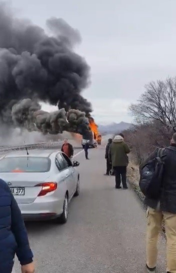 Yolcu minibüsü alev topuna döndü
