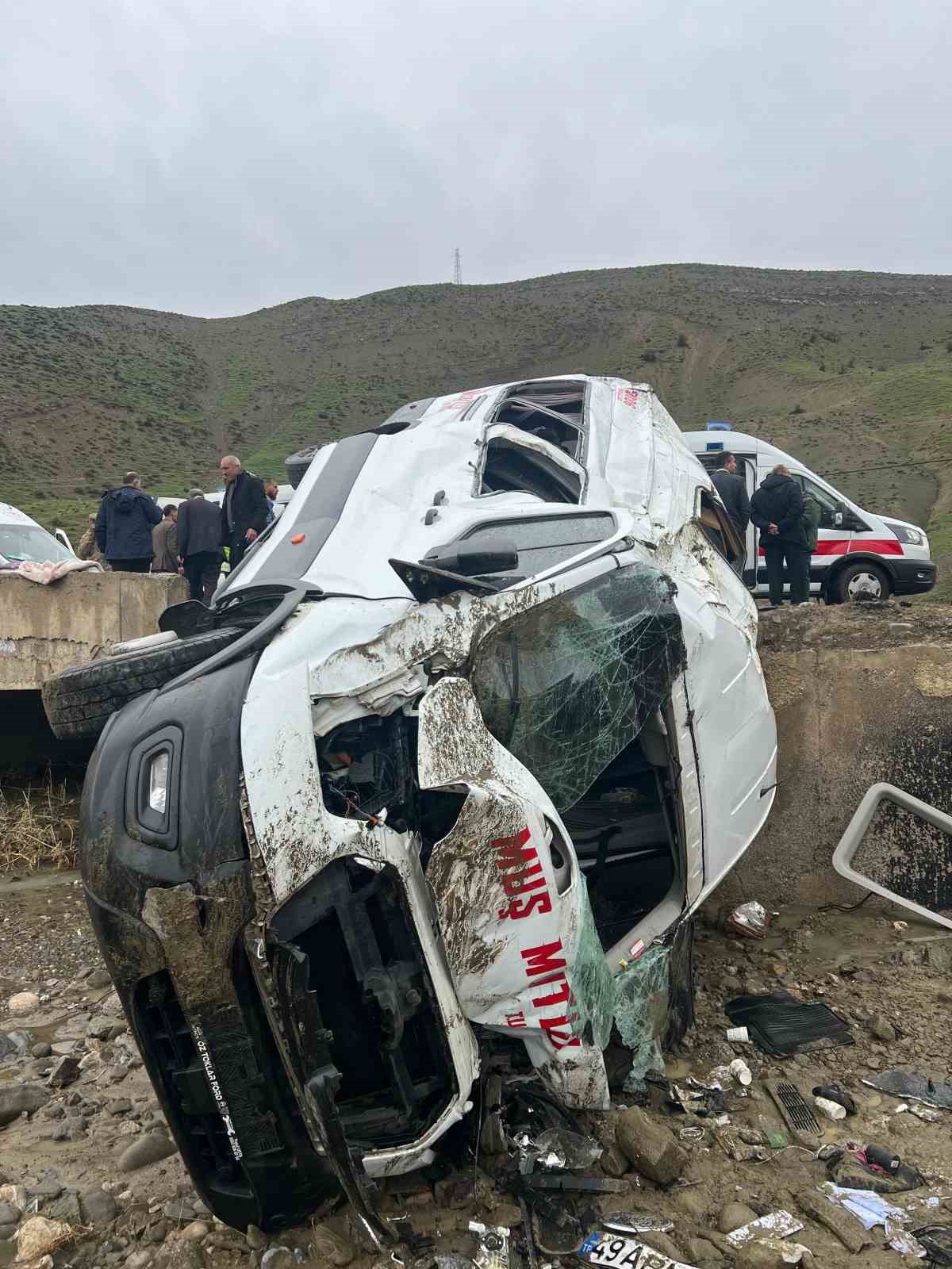 Yolcu minibüsü dere yatağına yuvarlandı: 16 yaralı
