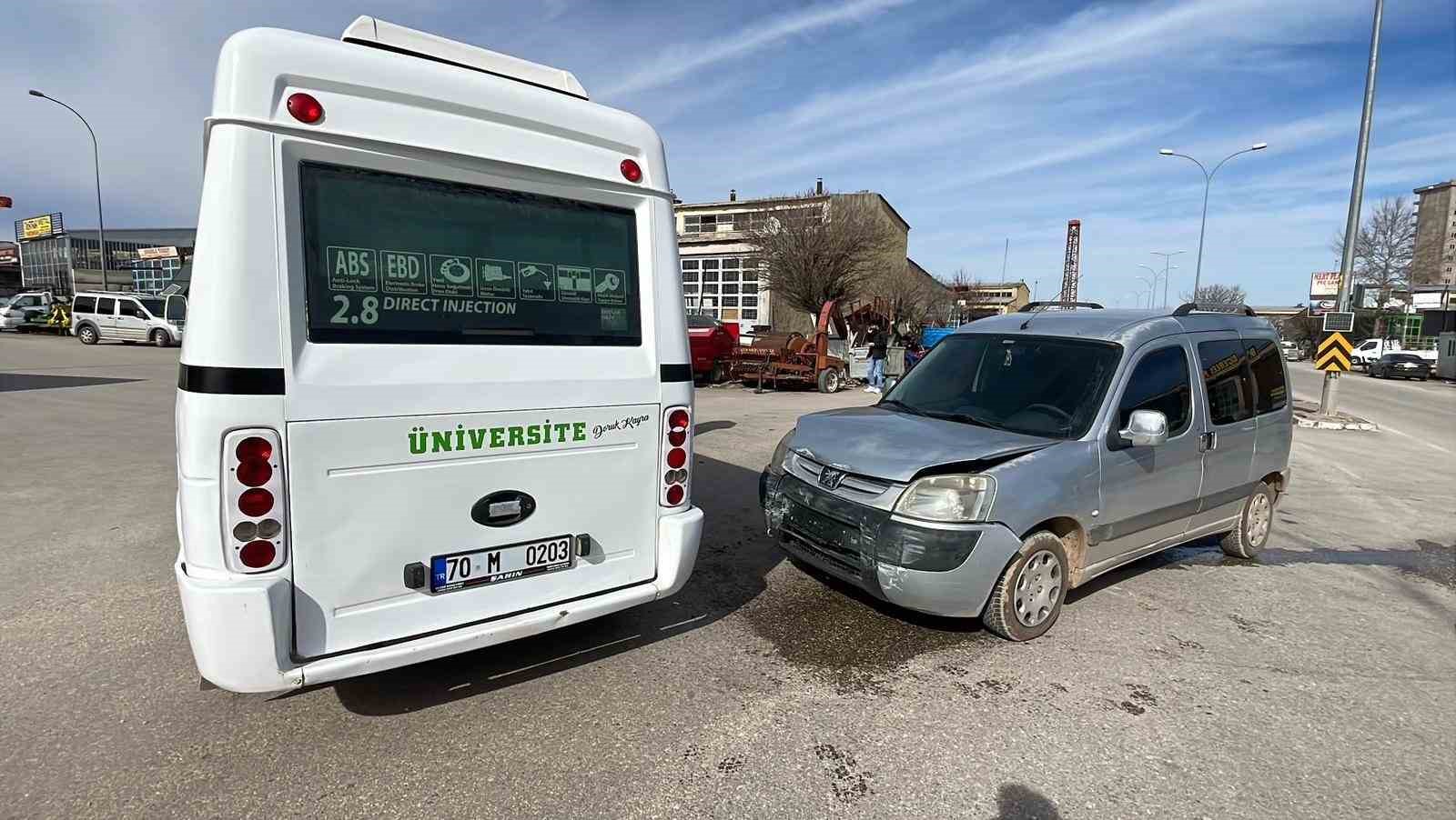 Yolcu minibüsü ile hafif ticari aracın karıştığı kaza anı kameraya yansıdı
