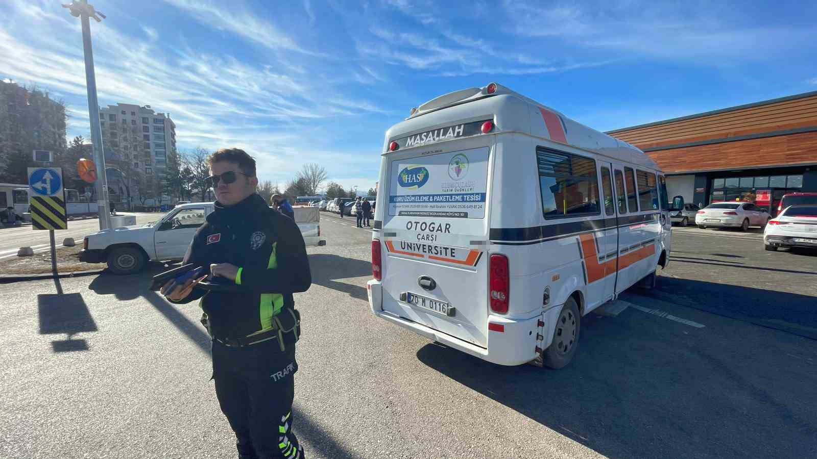 Yolcu minibüsü ile kamyonetin çarpıştığı kaza kameraya yansıdı
