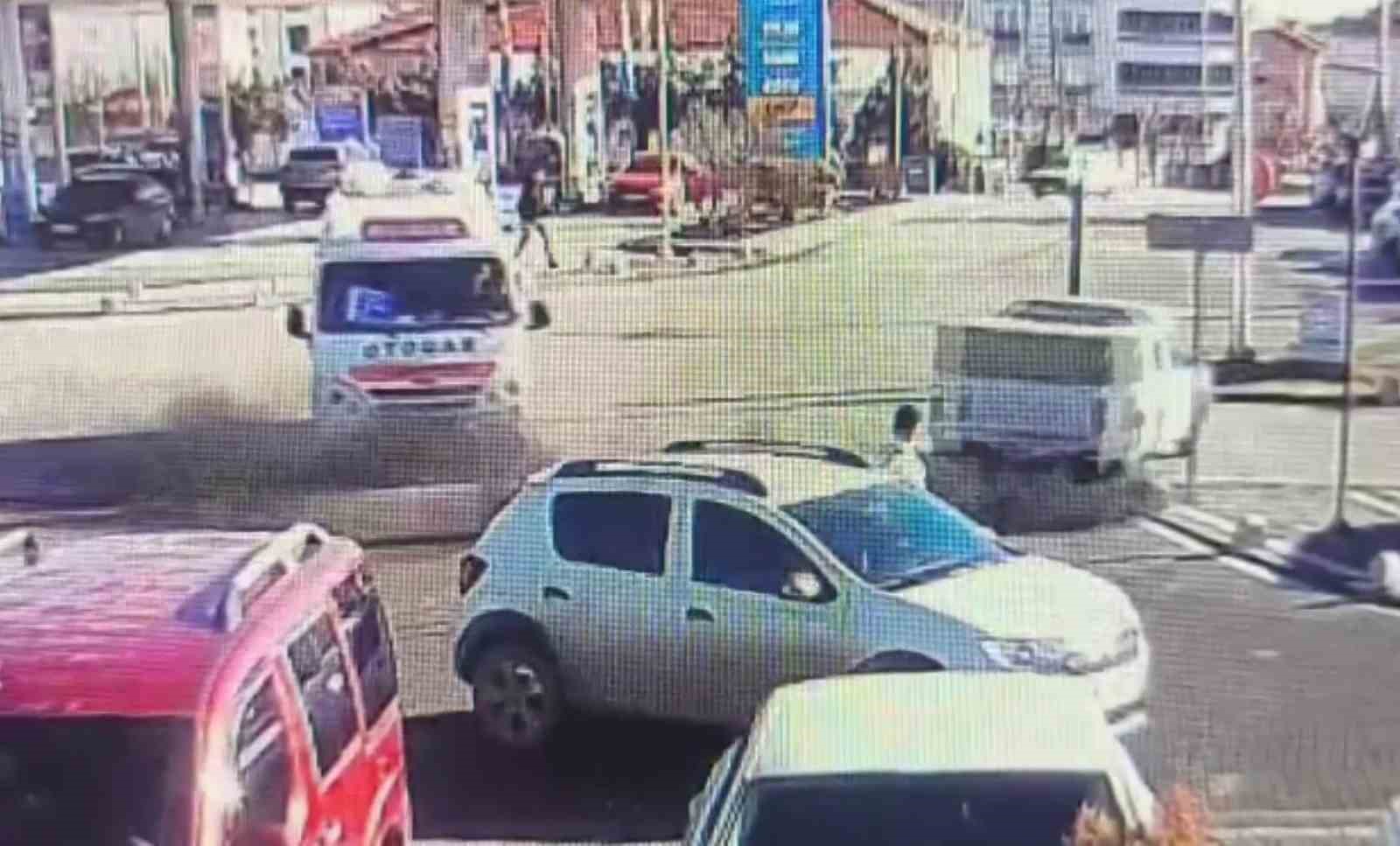 Yolcu minibüsü ile kamyonetin çarpıştığı kaza kameraya yansıdı
