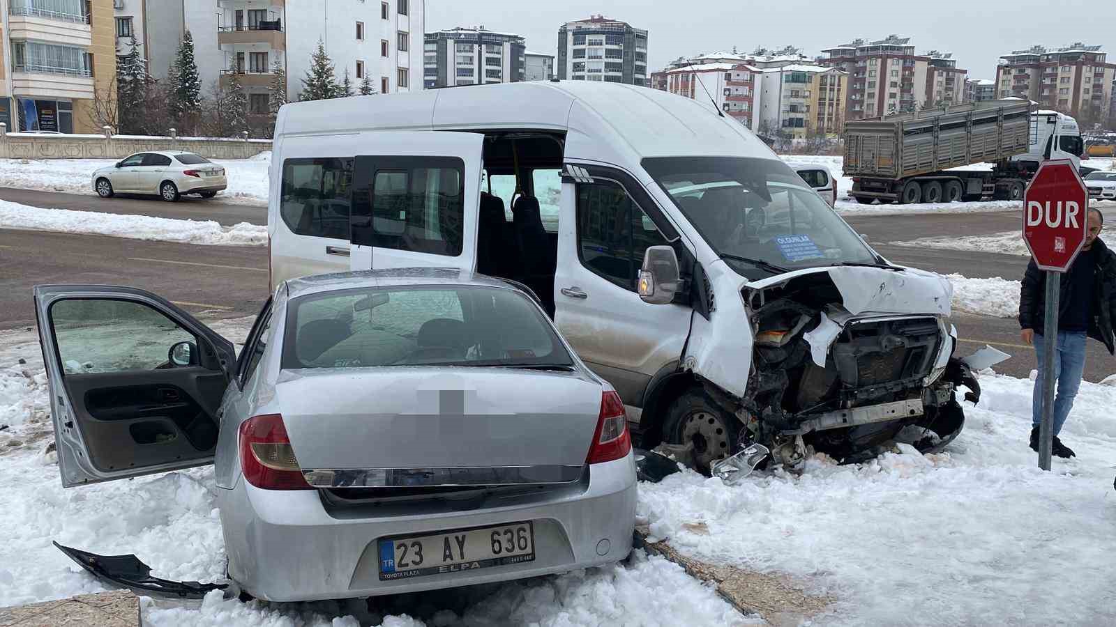 Yolcu minibüsüyle otomobil çarpıştı: 4 yaralı
