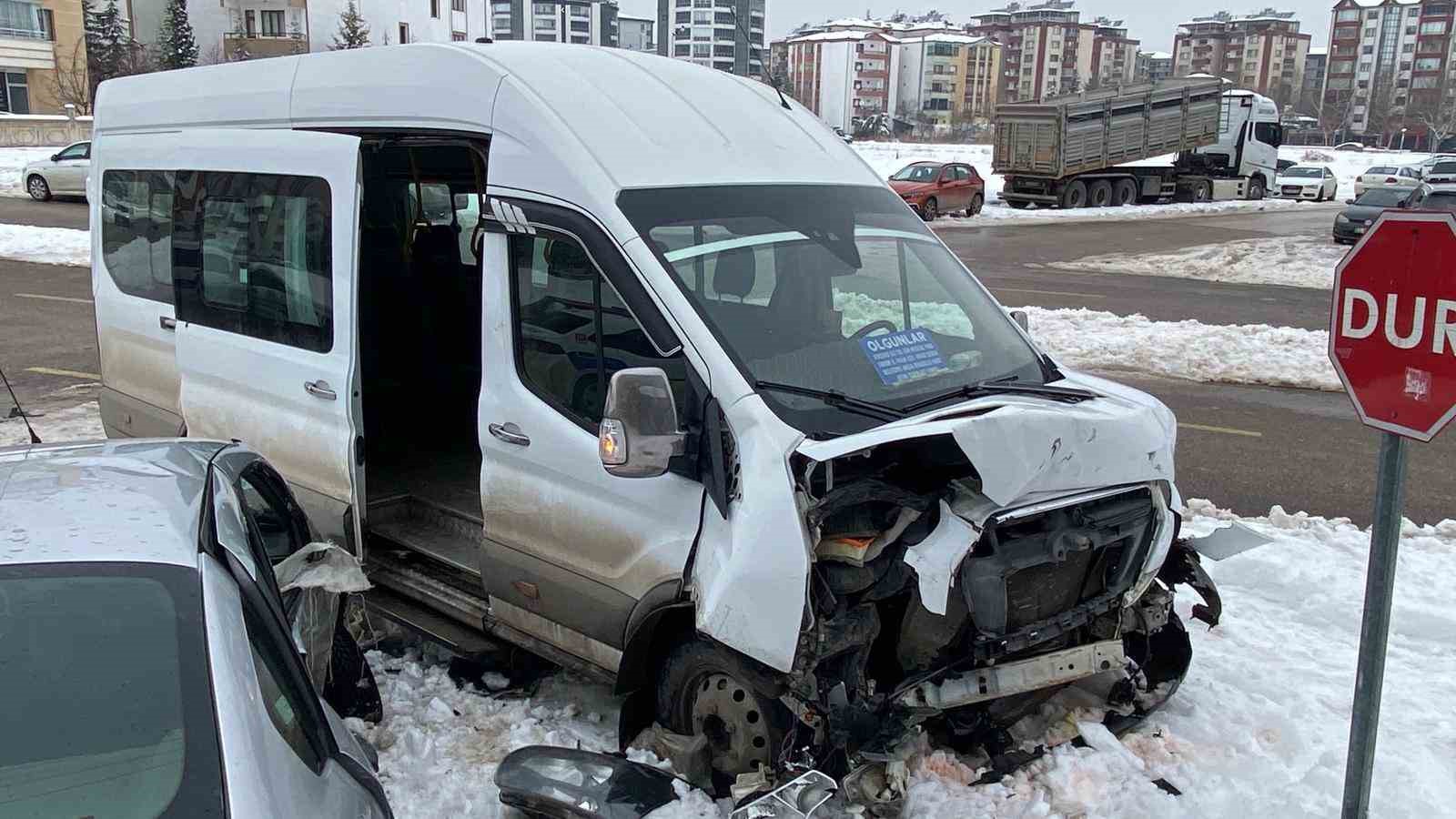 Yolcu minibüsüyle otomobil çarpıştı: 4 yaralı
