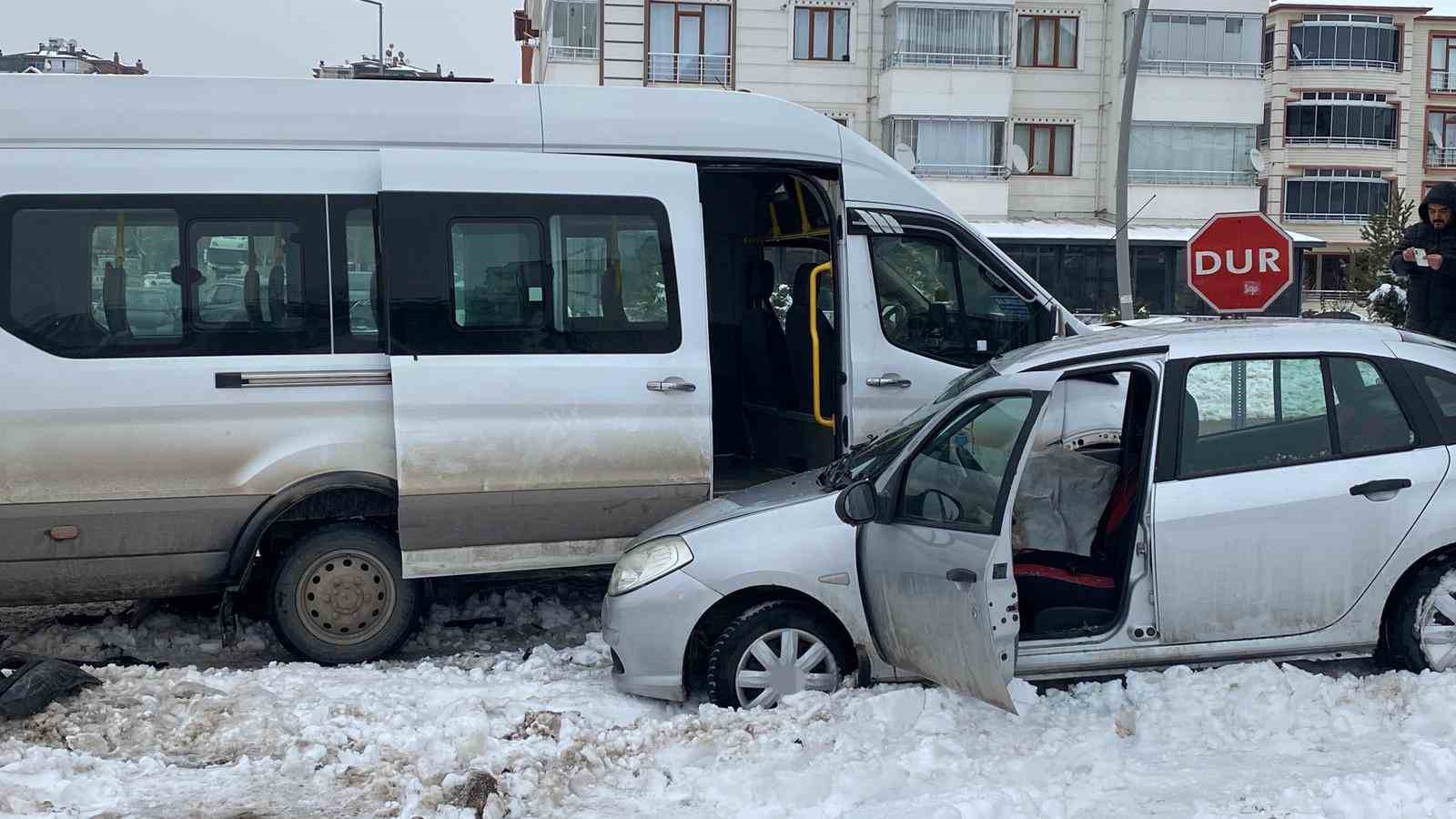 Yolcu minibüsüyle otomobil çarpıştı: 4 yaralı
