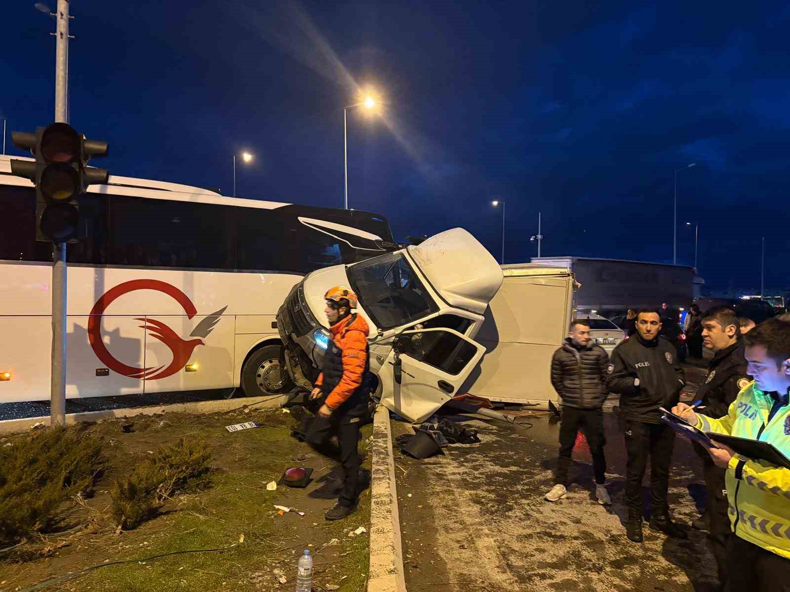 Yolcu otobüsü ile kamyonet çarpıştı: 5 yaralı
