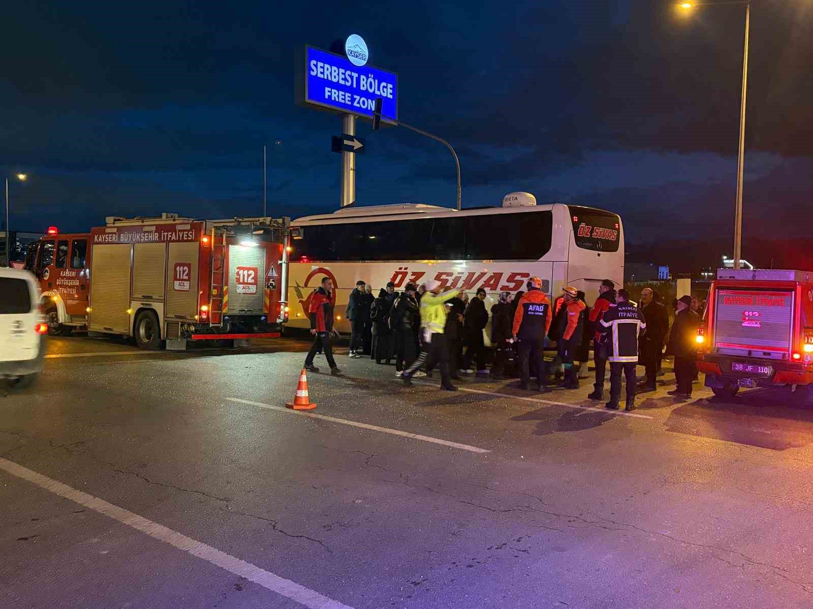 Yolcu otobüsü ile kamyonet çarpıştı: 5 yaralı
