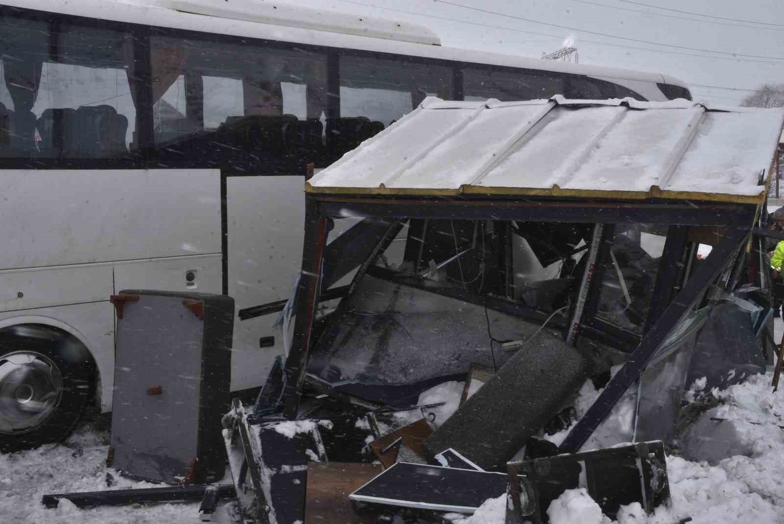 Yolcu otobüsü polis noktasına çarptı: 4 polis yaralandı
