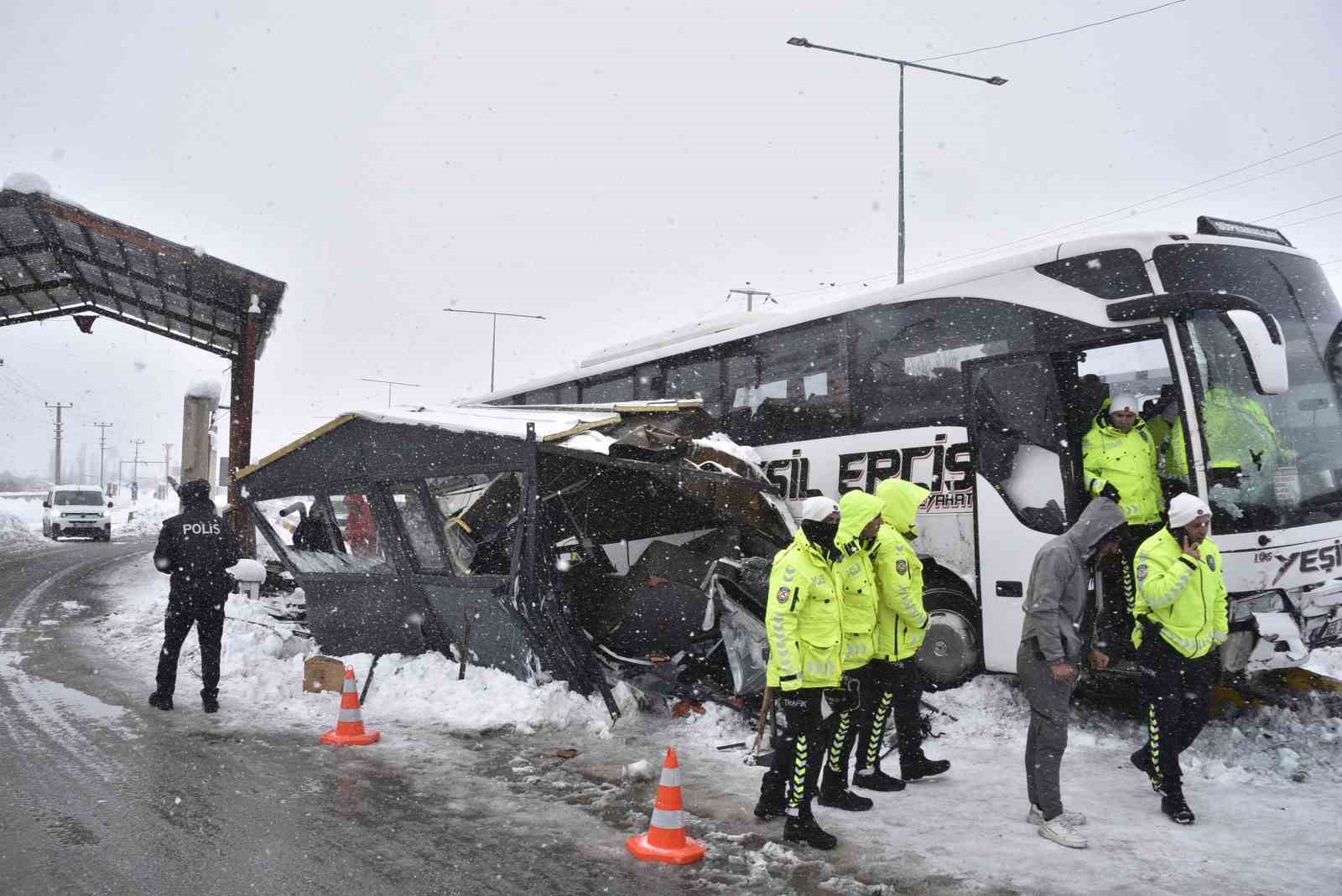 Yolcu otobüsü polis noktasına çarptı: 4 polis yaralandı

