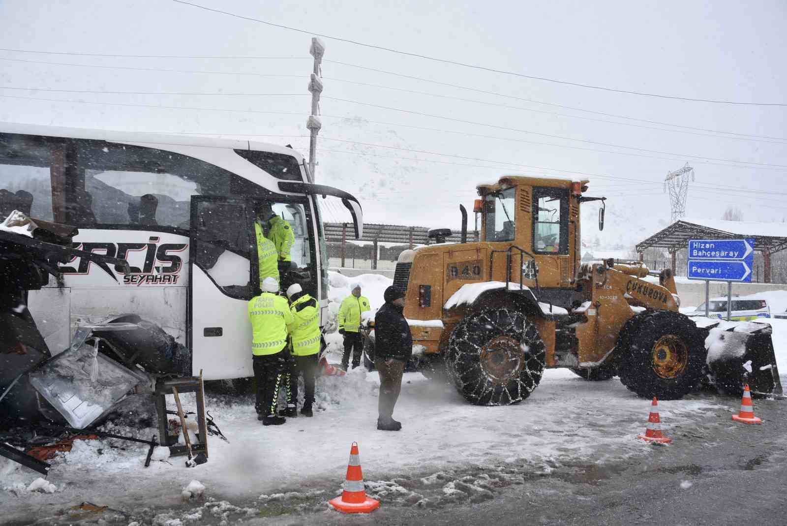 Yolcu otobüsü polis noktasına çarptı: 4 polis yaralandı
