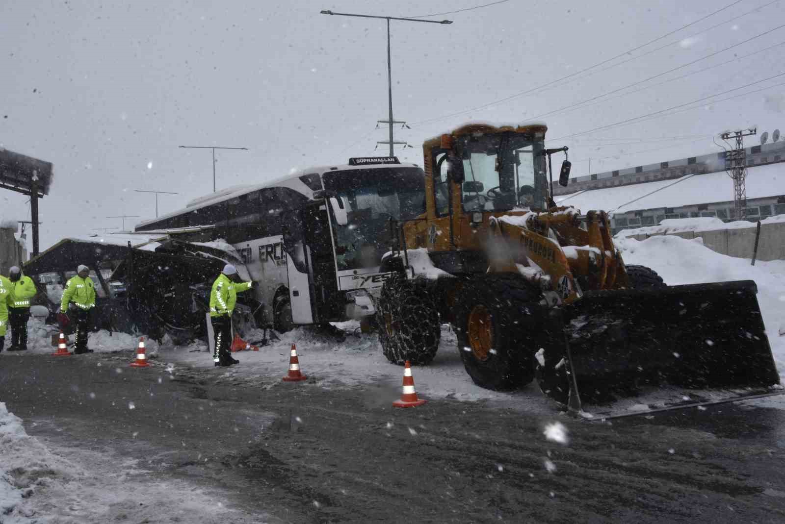 Yolcu otobüsü polis noktasına çarptı: 4 polis yaralandı
