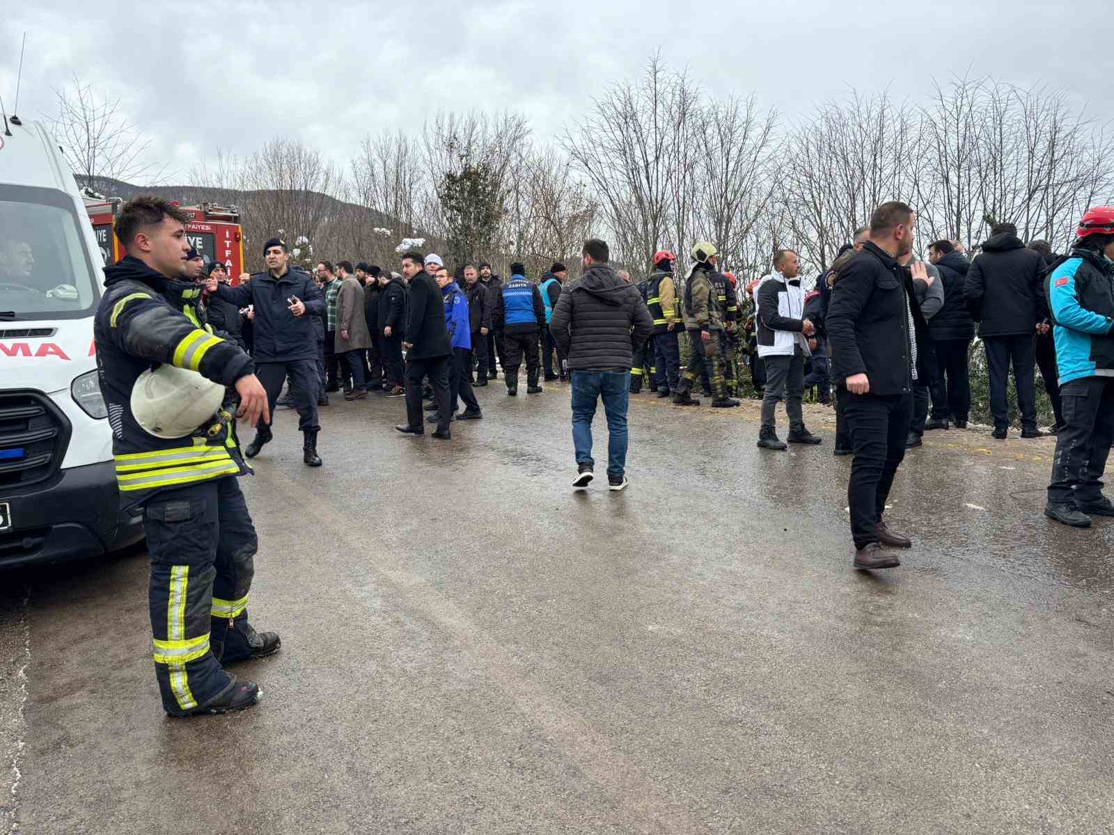 Yolcu otobüsü şarampole yuvarlandı, çok sayıda yaralı var
