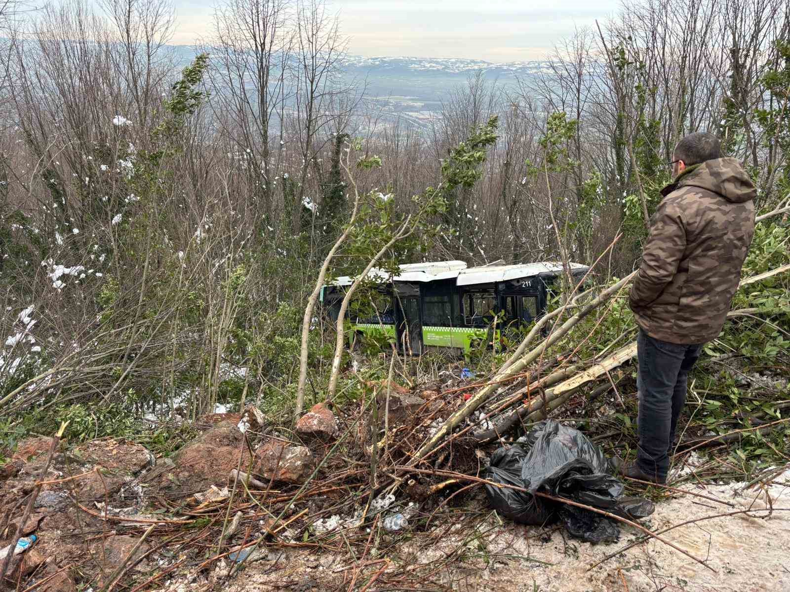 Yolcu otobüsü şarampole yuvarlandı, çok sayıda yaralı var
