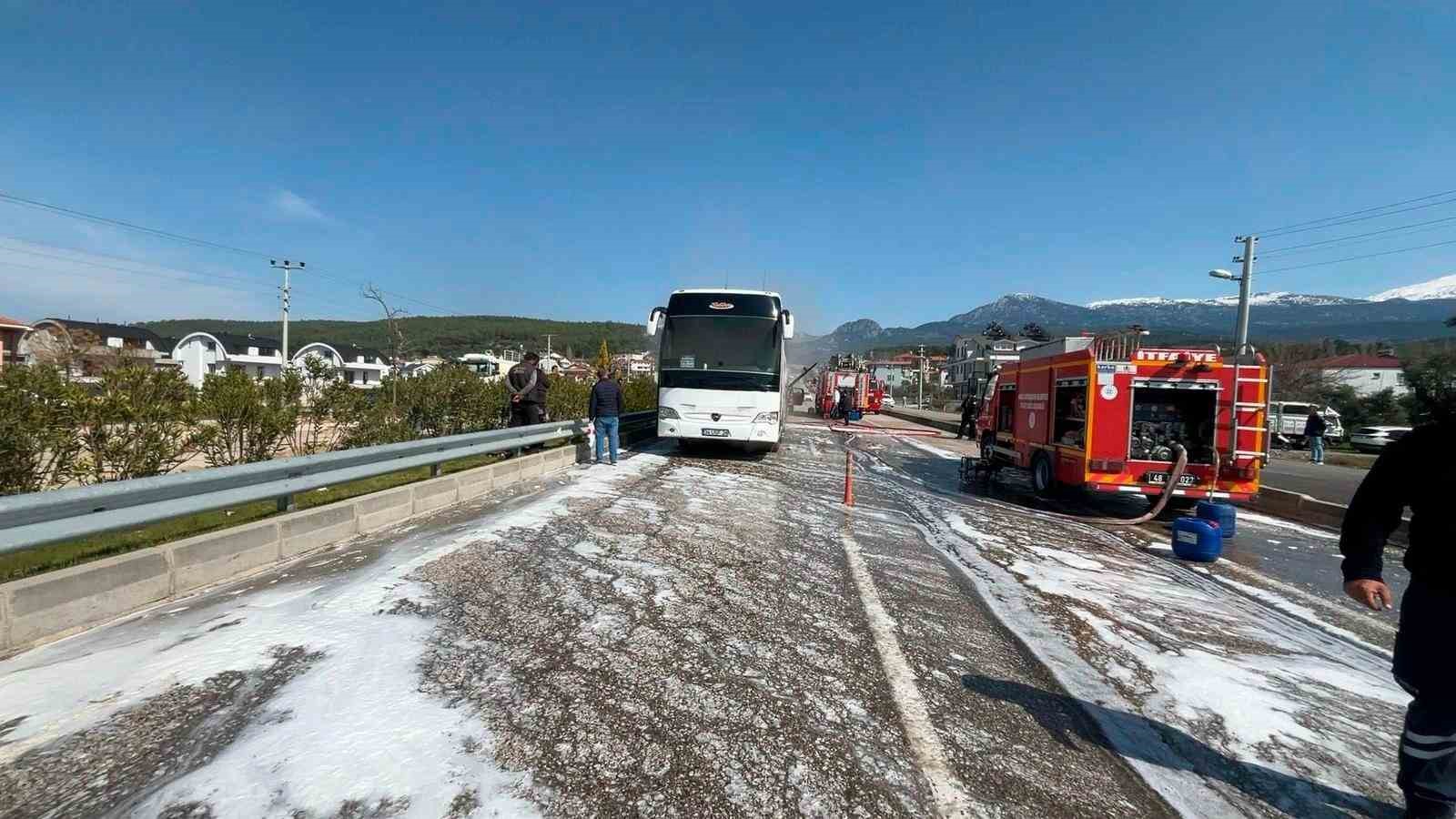 Yolcu otobüsü yandı, bagajdaki 3 tavuk telef oldu

