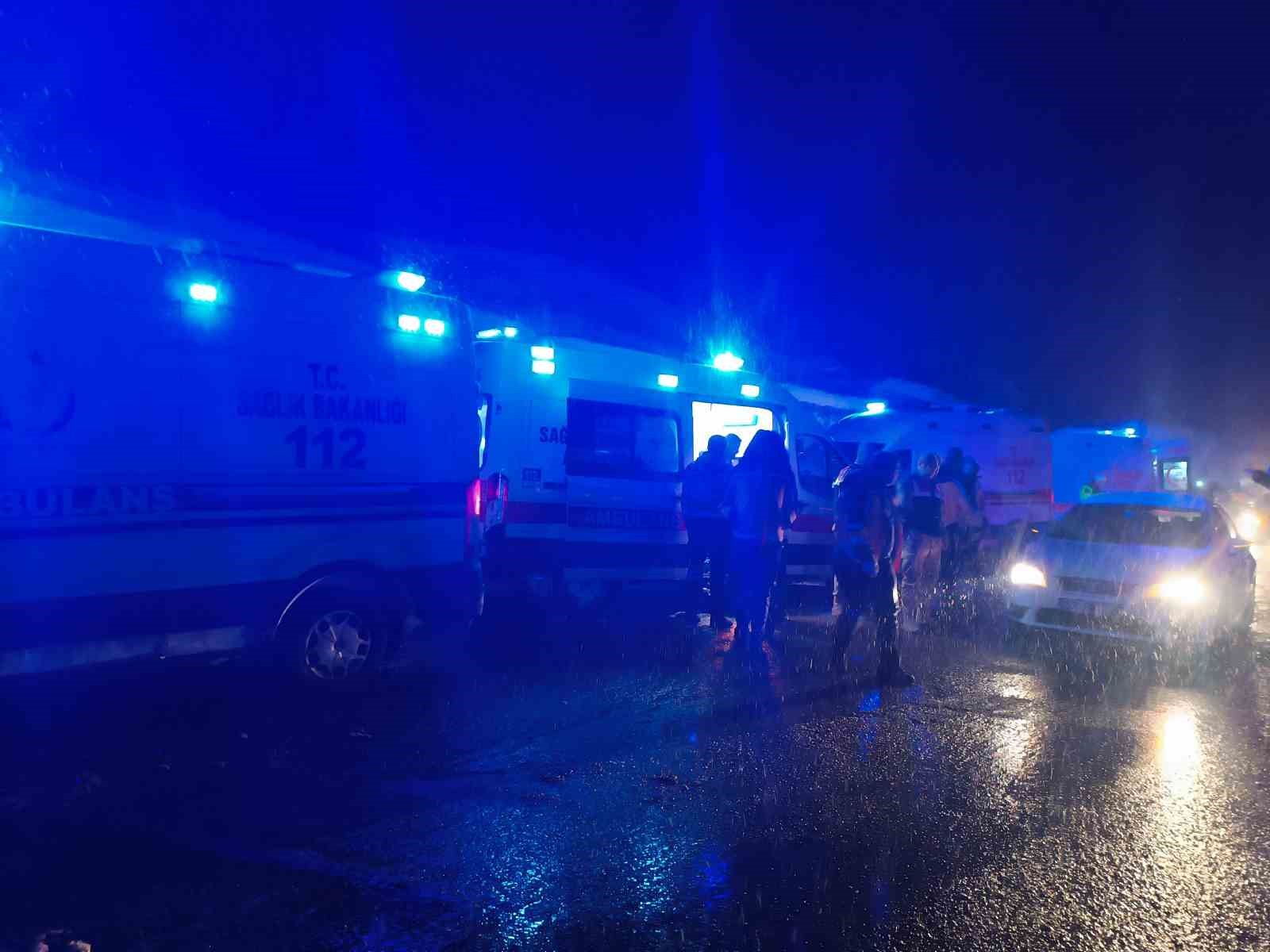 Yolcu otobüsü yolu kapatan tıra çarptı: 3 yaralı
