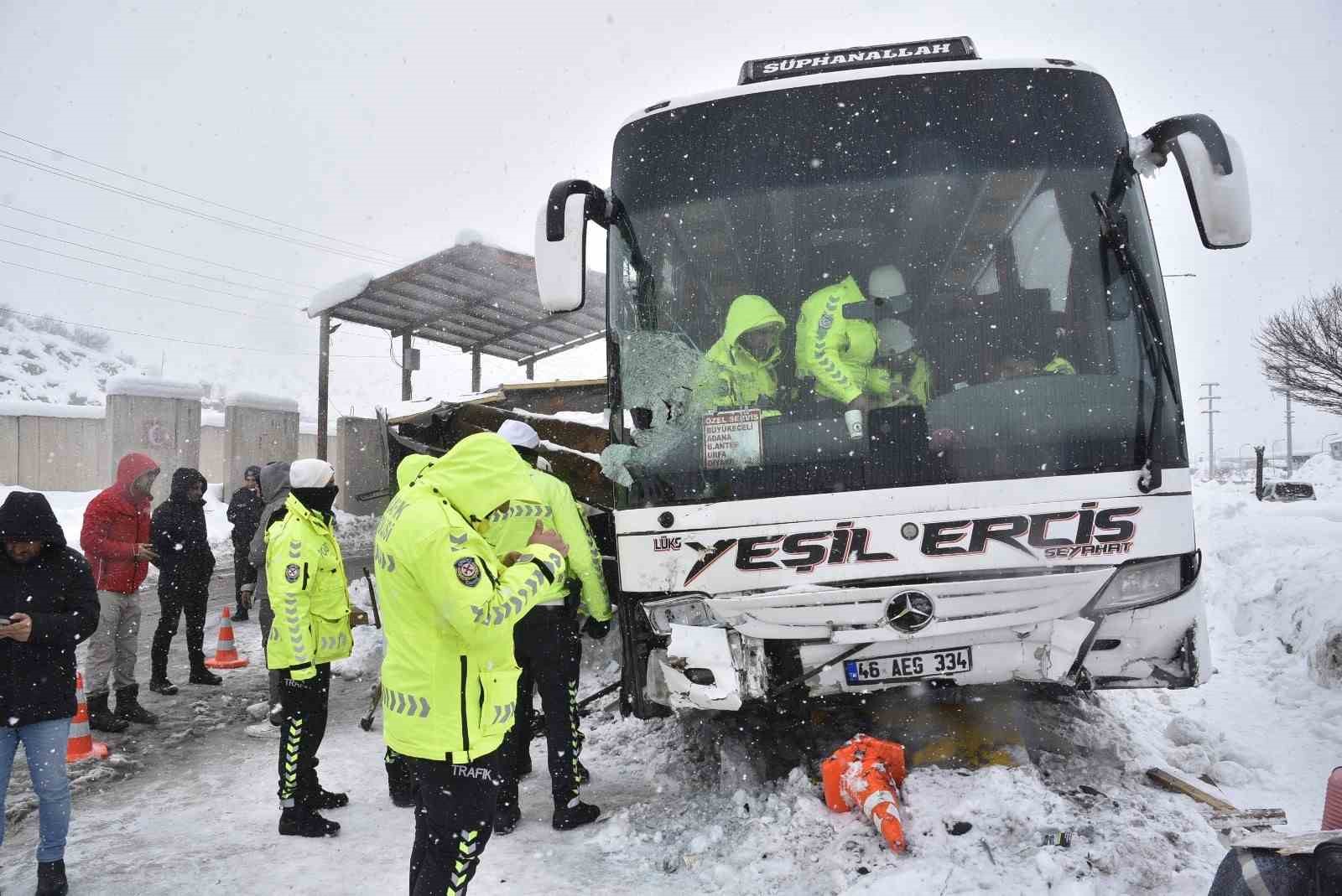 Yolcu otobüsünün polis noktasına çarpma anı görüntüleri ortaya çıktı
