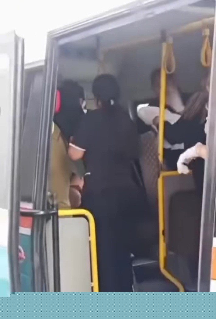 Yolculuk sırasında sancılanan kadın dolmuşta doğum yaptı
