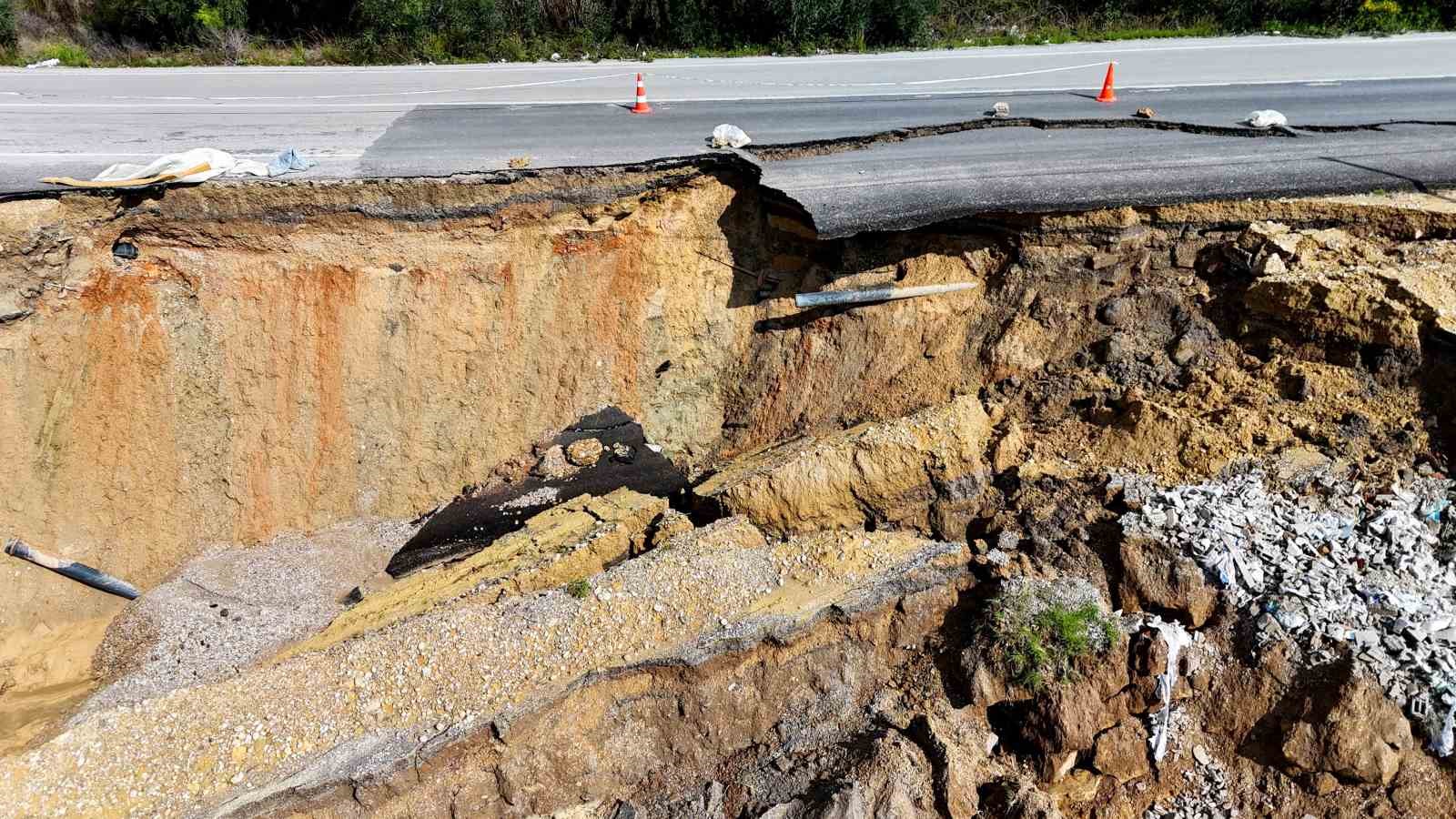 Yolda heyelan: Yarısı çöktü, içme suyu hattı zarar gördü
