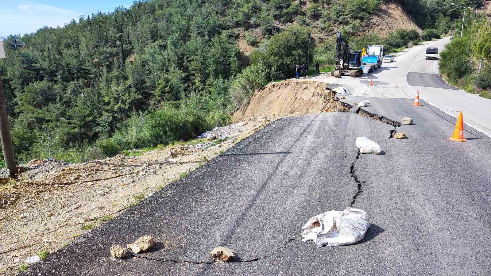 Yolda heyelan: Yarısı çöktü, içme suyu hattı zarar gördü
