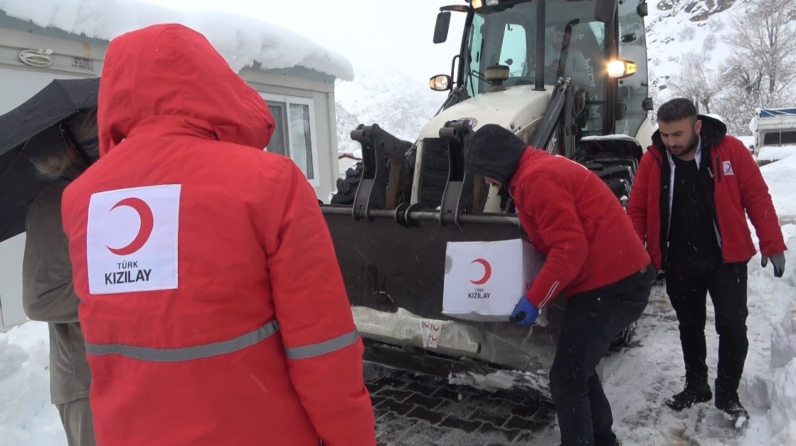 Yolda kalan Kızılay ekibi hasta yatağını kepçeyle ulaştırdı
