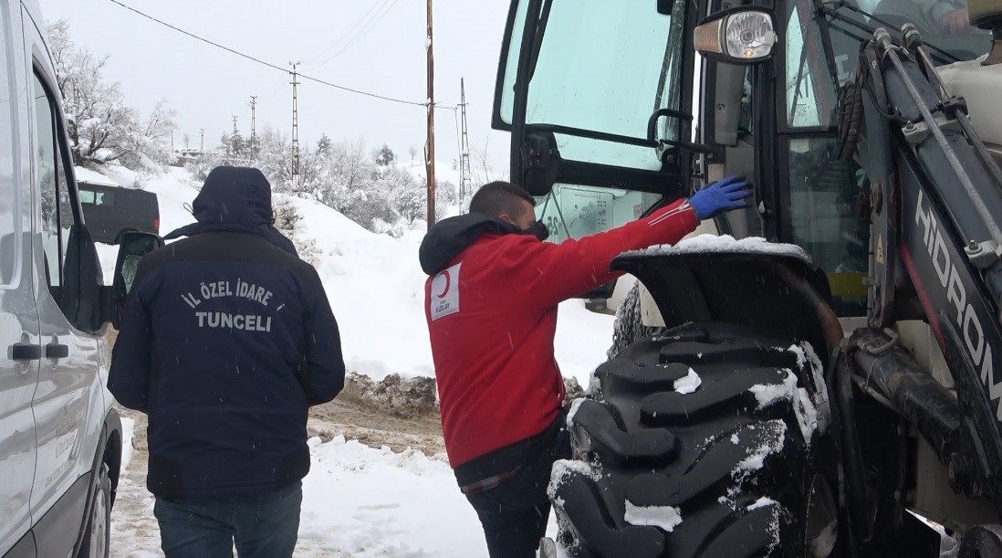 Yolda kalan Kızılay ekibi hasta yatağını kepçeyle ulaştırdı

